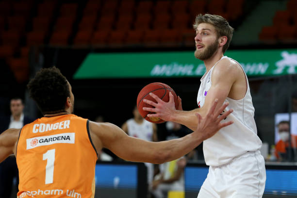 作为并肩作 作为并肩作