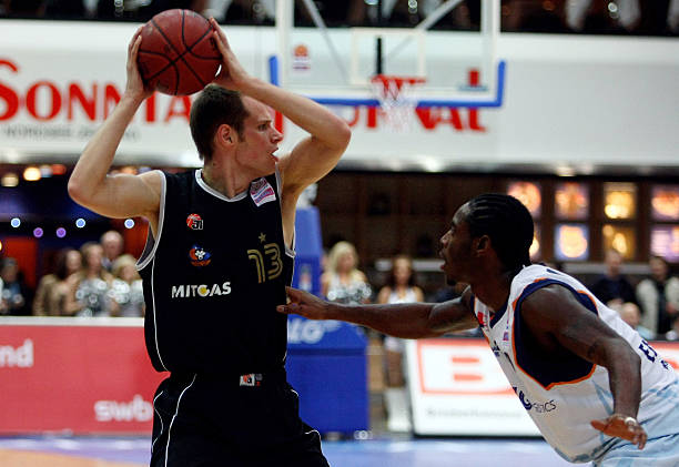 而6队争四 而6队争四